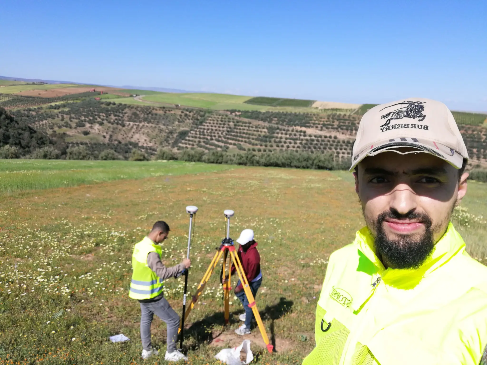 Équipe d'ingénieurs topographes STOPSIT sur le terrain à Kenitra, Maroc